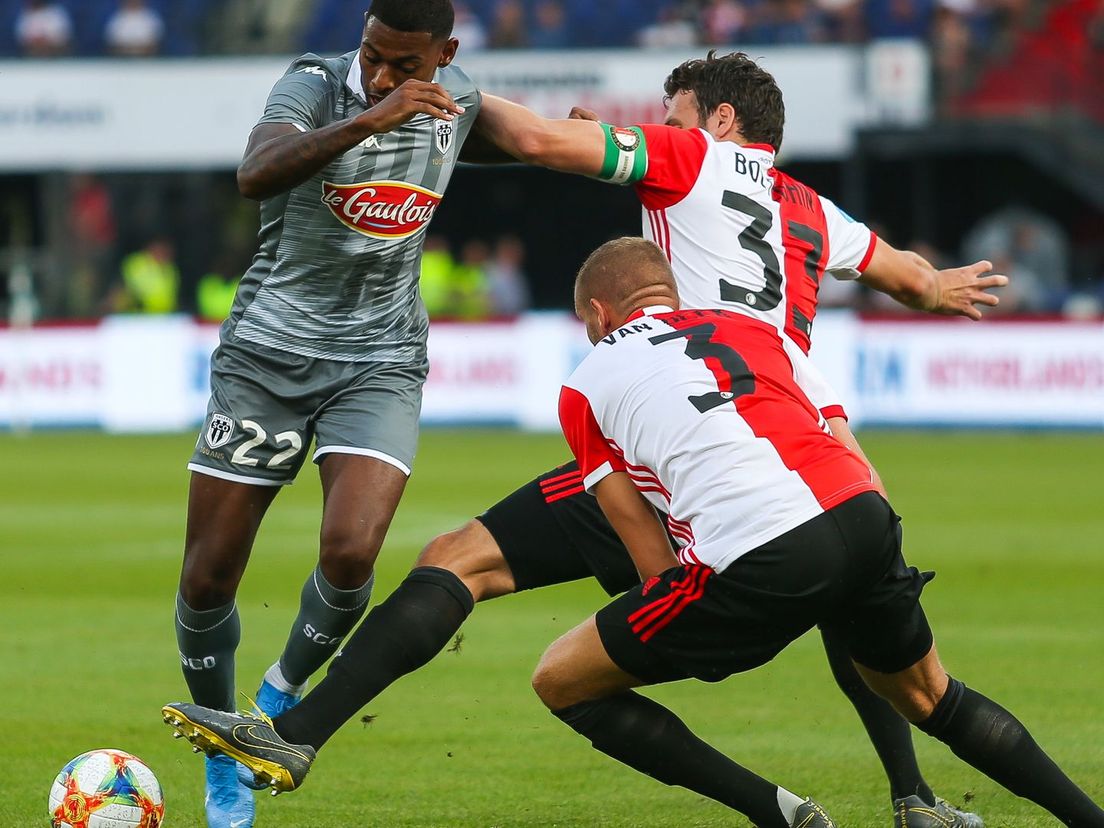 Eric Botteghin en Sven van Beek zijn hier namens Feyenoord in duel met toenmalig Angers-aanvaller Jeff Reine-Adélaïde op 24 juli 2019