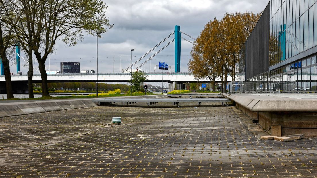 De slotgracht staat al jaren leeg