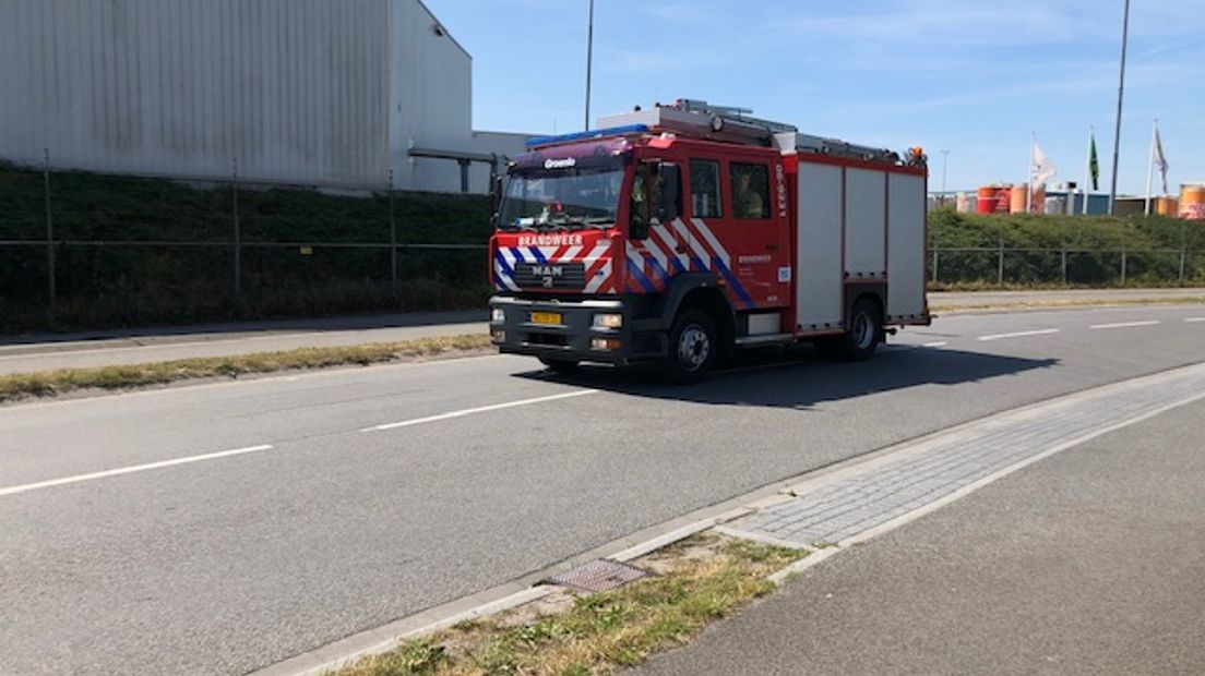 Het personeel van Vion Retail in Groenlo kwam dinsdagmorgen massaal naar buiten. Niet voor een protest of demonstratie tegen de corona-uitbraak in de inmiddels gesloten slachterij, maar als gevolg van een brand op het dak van het bedrijf dat tegenover het slachthuis van Vion is gevestigd.