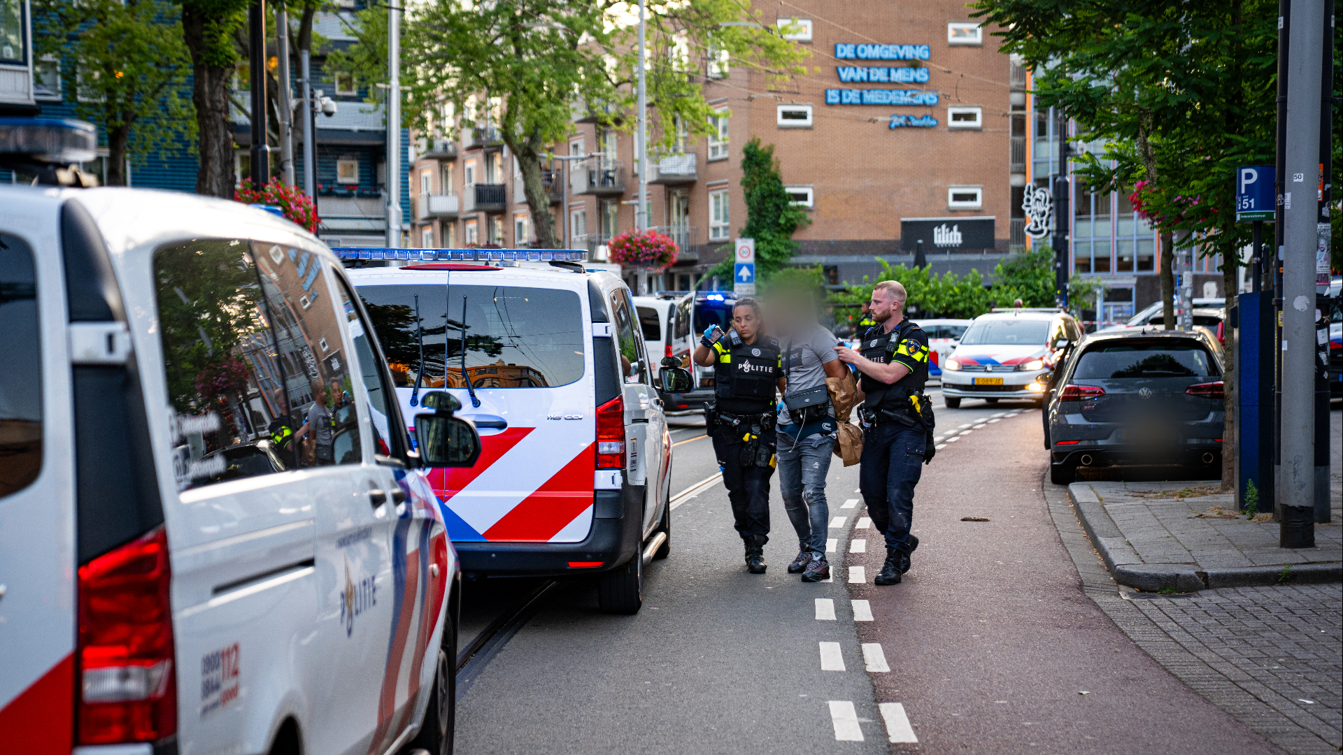 Een van de aanhoudingen na de schietpartij op de Nieuwe Binnenweg.
