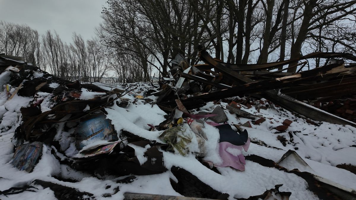 Benjamin en Janneke hebben te maken met 'harde realiteit' na brand in hun loods in Tzummarum