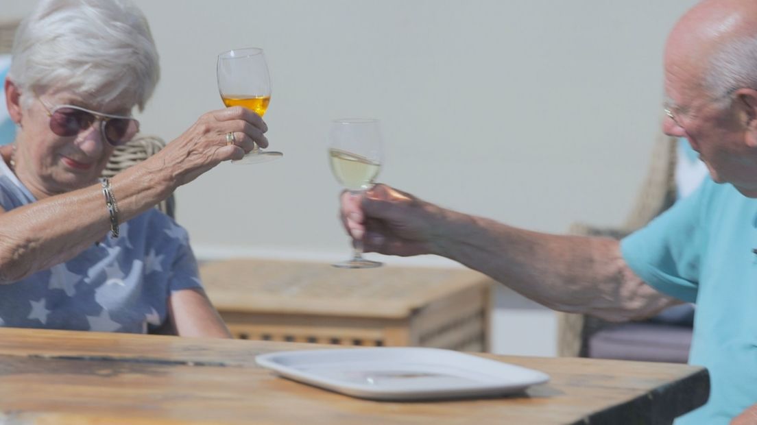 Waterbewoners: Jan en Willie drinken een borrel op het terras van hun woonark