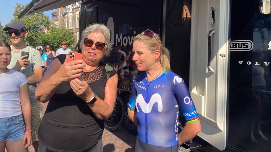 Fans maken een selfie bij de laatste wedstrijd van Annemiek van Vleuten.