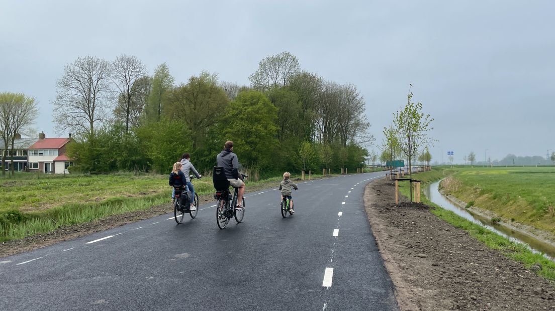 Een gezin probeert de nieuwe weg uit
