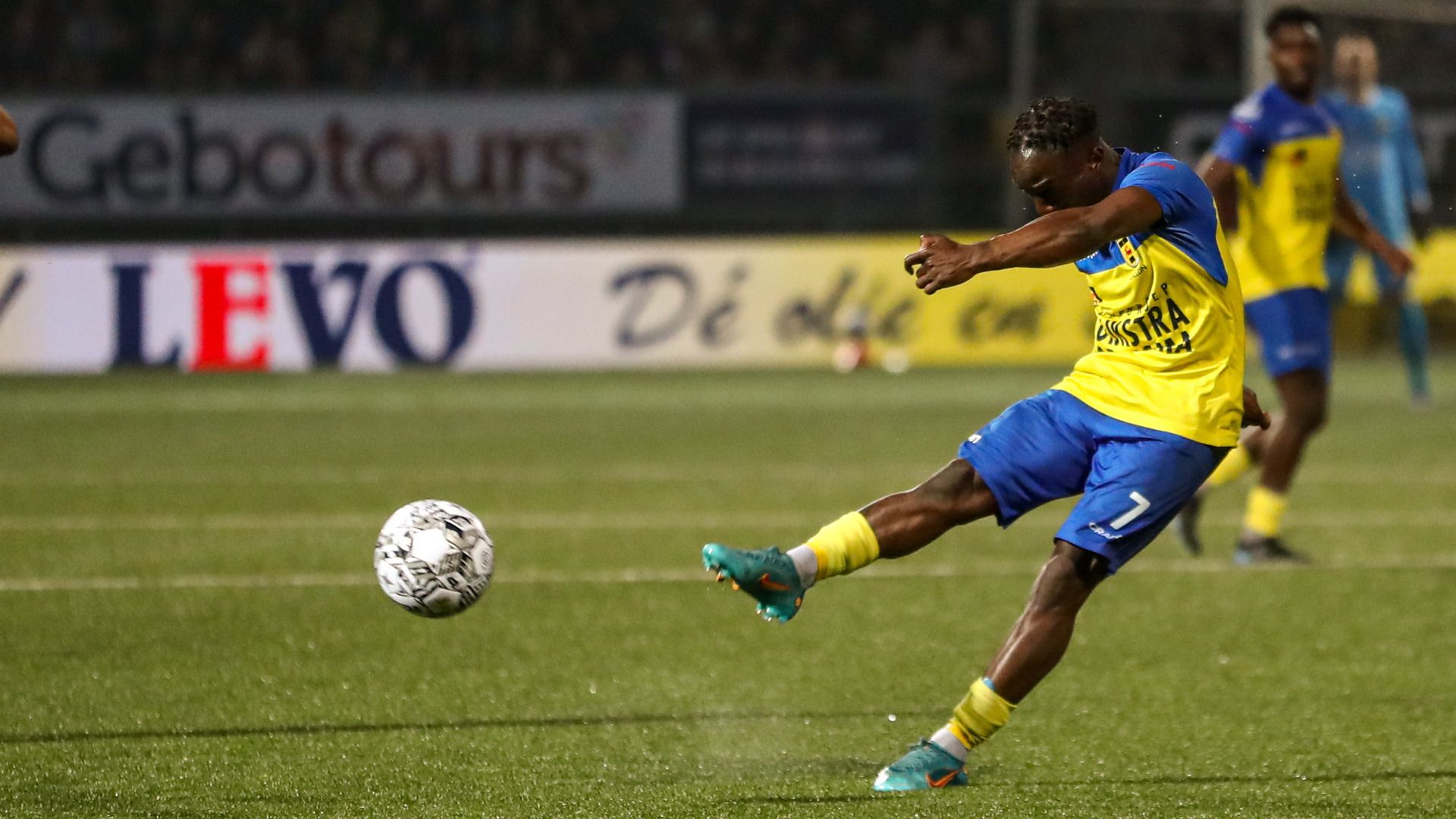 Issa Kallon mei in skot yn it duel mei RKC