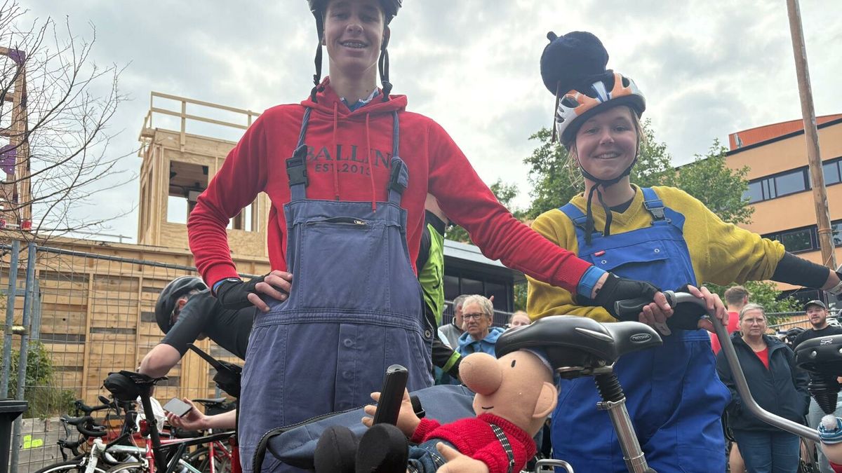 Supporteren vanuit de hottub | Fietsveteraan Wiebe Tolsma heeft Dokkum bereikt