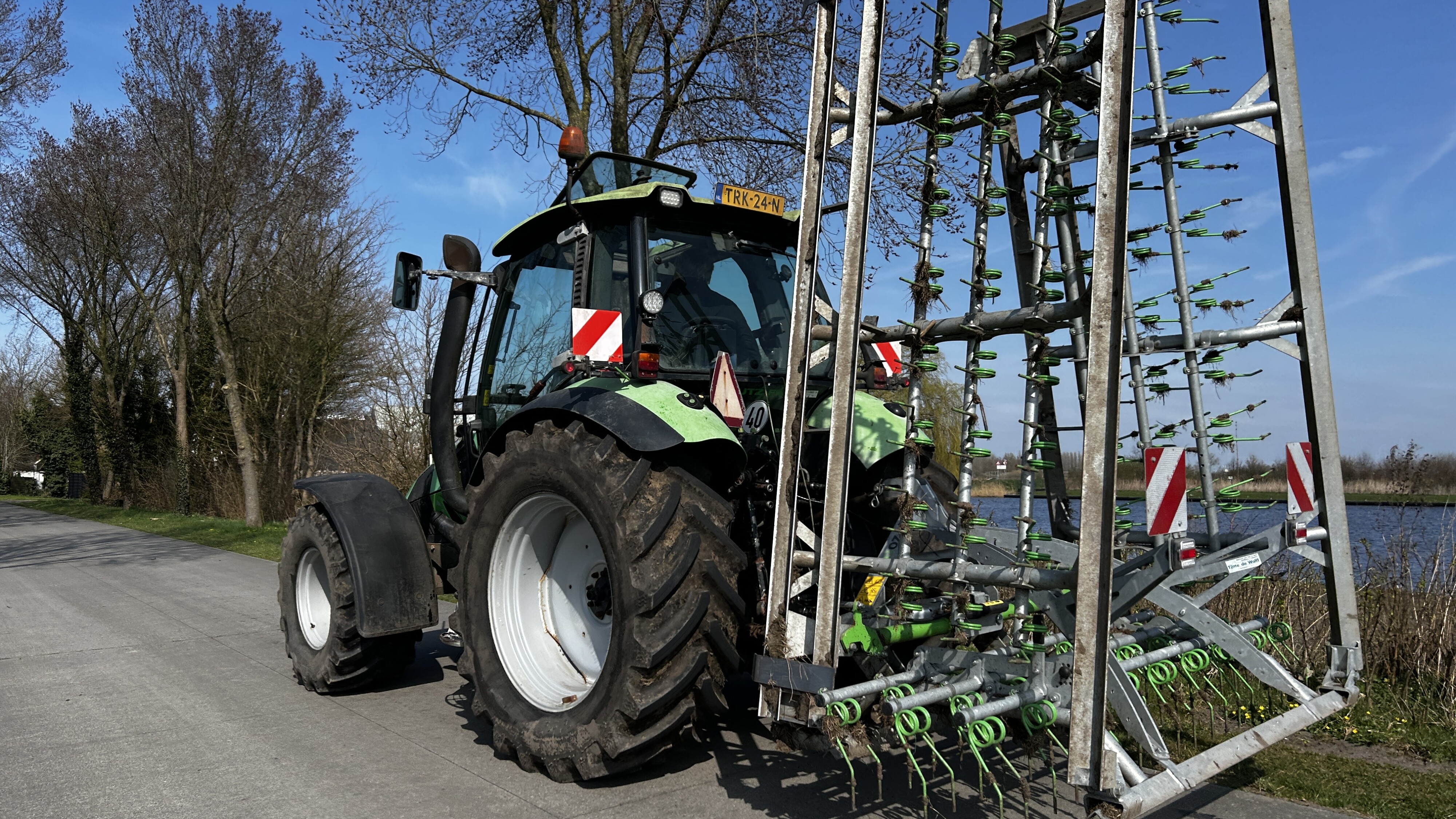 Een van de trekkers van het loonbedrijf, onderweg bij Aldskou