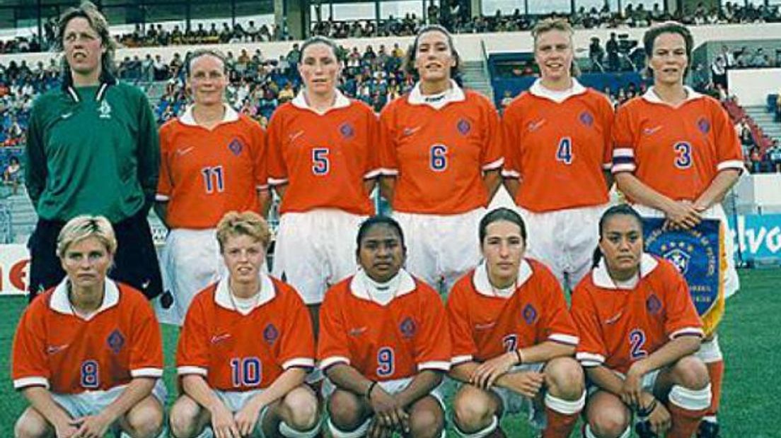 Oranje in 1997 voor een wedstrijd tegen Brazilië. Midden gehurkt Timisela en helemaal links de huidige bondscoach Sarina Wiegman. Aanvoerder is de latere bondscoach Vera Pauw.