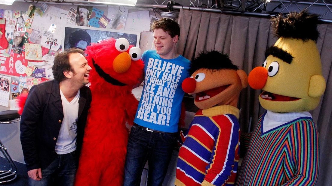 Bert, Ernie en Elmo met 3FM-dj's Gerard en Coen tijdens het Glazen Huis in Leiden (2011)