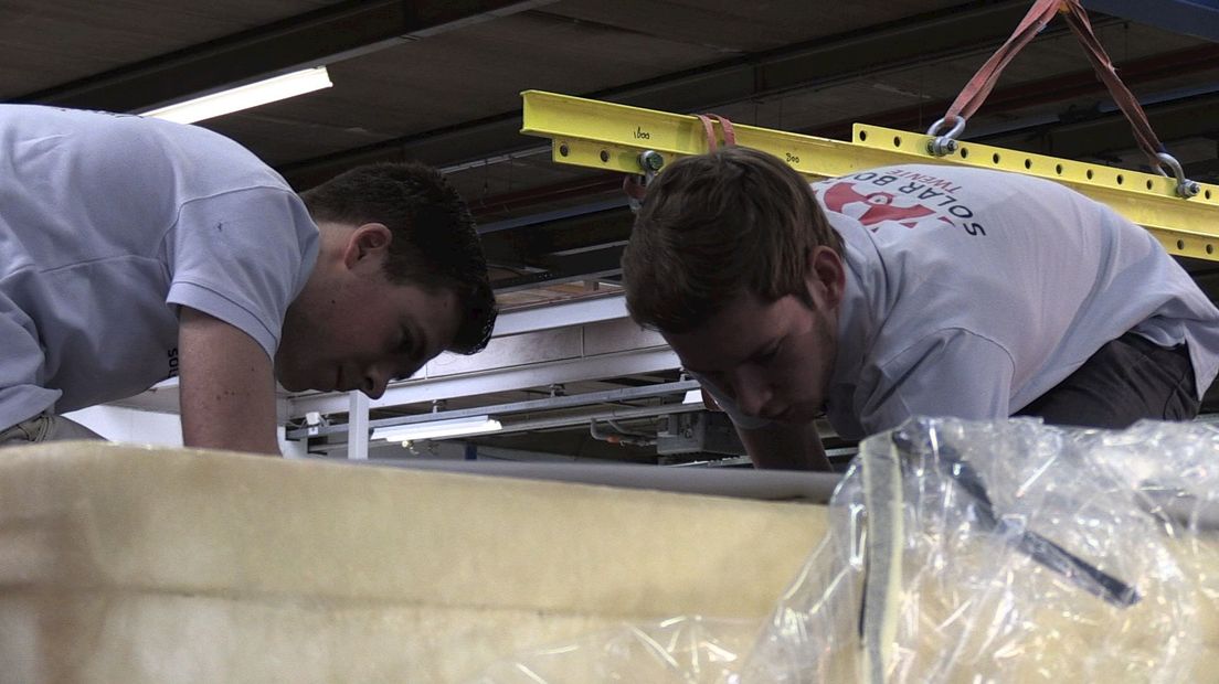 Studenten werken aan de bouw van de zonne-boot