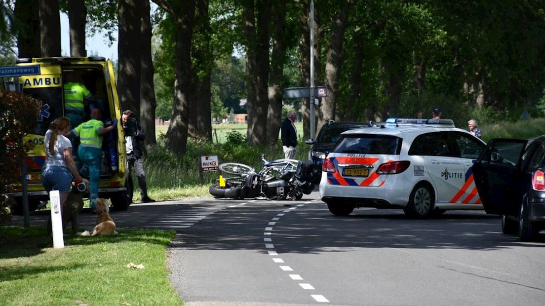 Fiets ligt boven op de motor