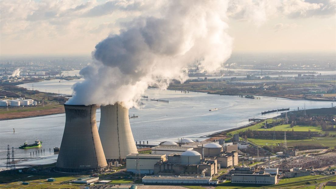 Luchtfoto van de Belgische kerncentrale Doel (KCD) aan de Schelde.