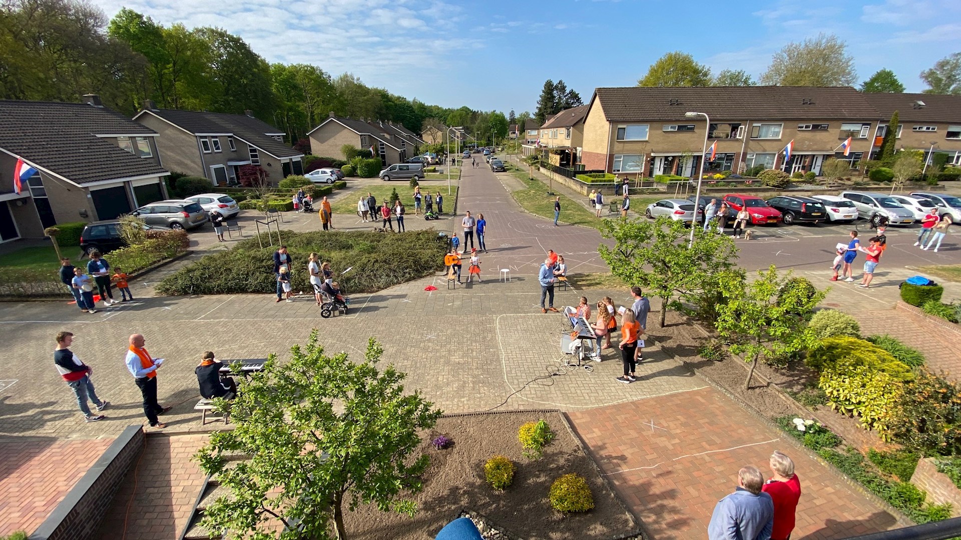 Koningsgezind Rijssen zingt aubade in eigen straat RTV Oost