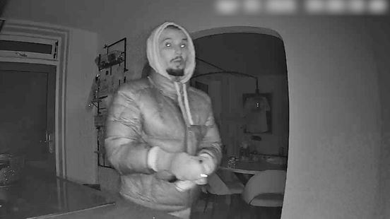 Inbreker loopt met huishoudtrap door woonwijk en slaat dan toe