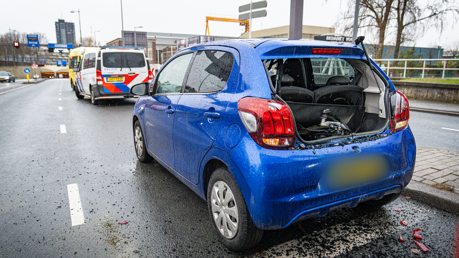 Achterruit van auto stuk na aanrijding met lijnbus.