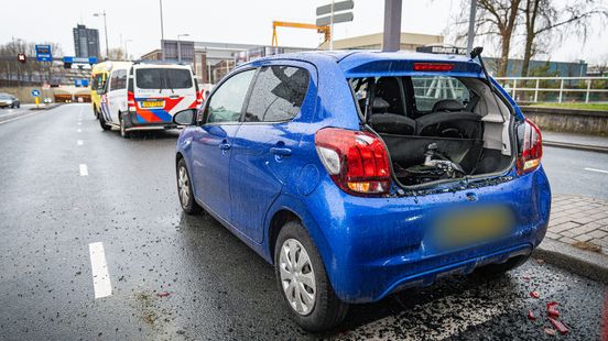 Achterruit van auto stuk na aanrijding met lijnbus. Achterruit van auto stuk na aanrijding met lijnbus.