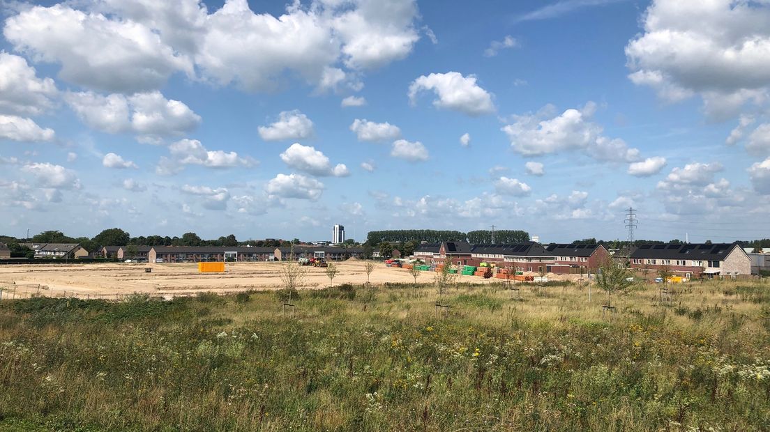 Bouwer De Groene Weerd is begonnen met de voorbereidende werkzaamheden voor de bouw van ruim honderd woningen op het Vijverterrein in Tiel. Van de diverse koopwoningen van de eerste fase van het project is inmiddels zo'n 65 procent verkocht.