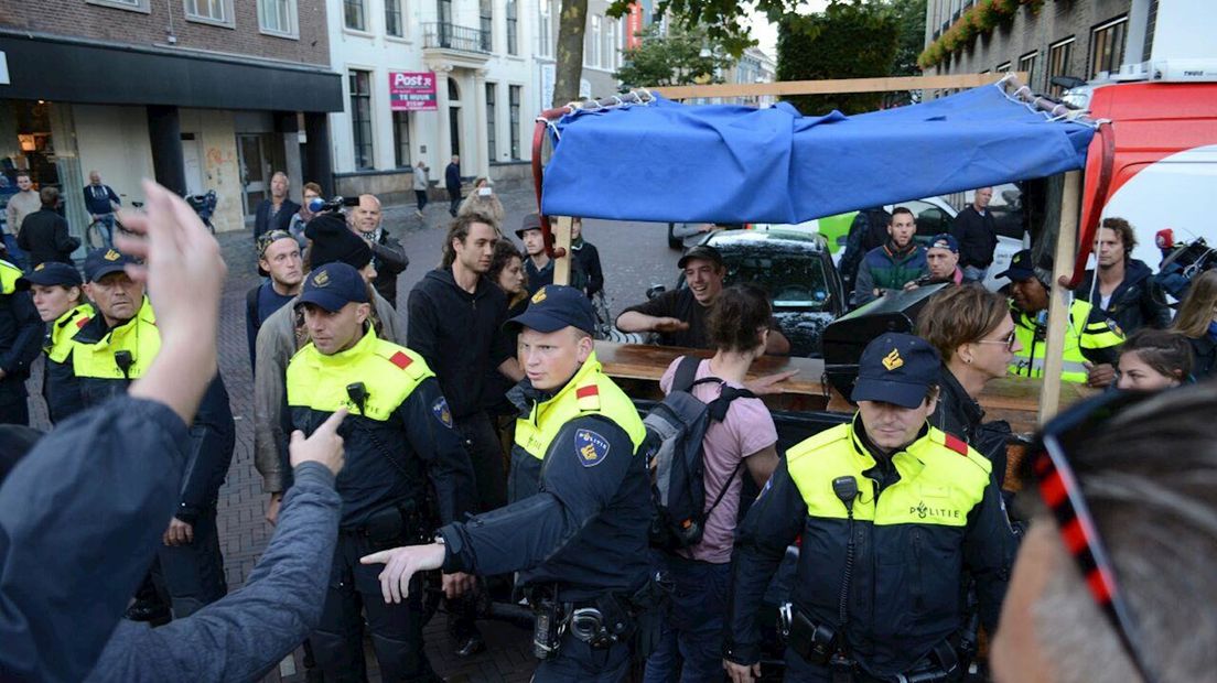 Voor- en tegenstanders azc bij stadhuis Enschede