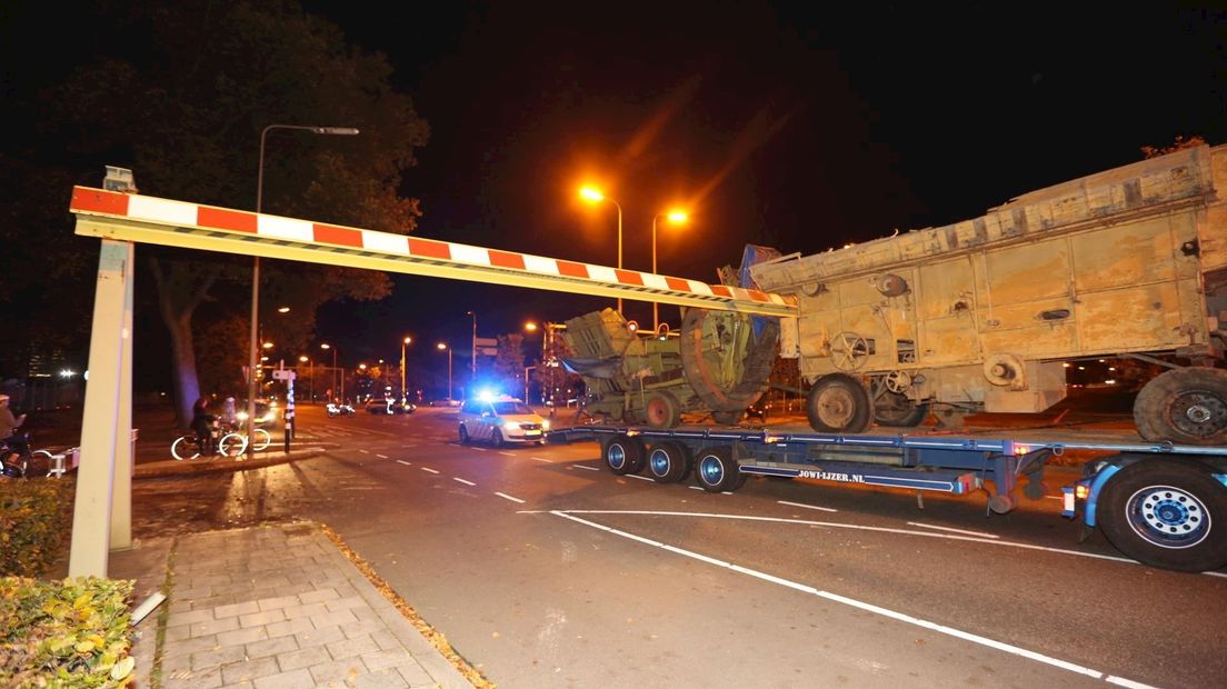 Vrachtwagen klem op Blaloweg Zwolle