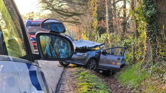 Brandweer knipt auto kapot en bevrijd inzittenden na ongeluk. Brandweer knipt auto kapot en bevrijd inzittenden na ongeluk.