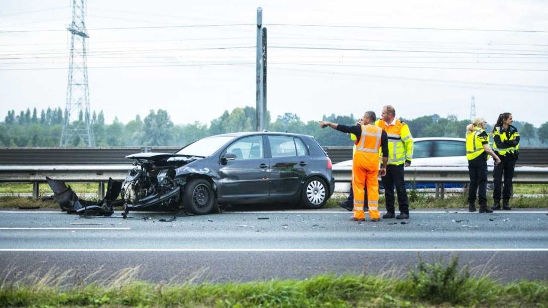 Door een botsing tussen een auto en een vrachtwagen op de A15 bij Andelst kon het verkeer lange tijd alleen over de vluchtstrook.