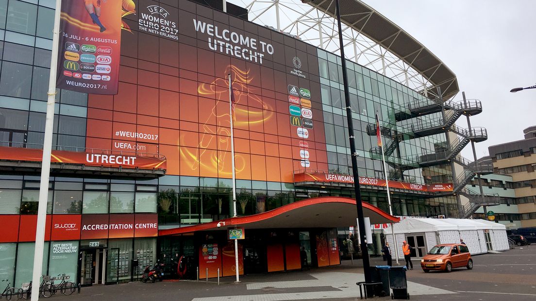De gevel van stadion Galgenwaard in Utrecht kleurt oranje.