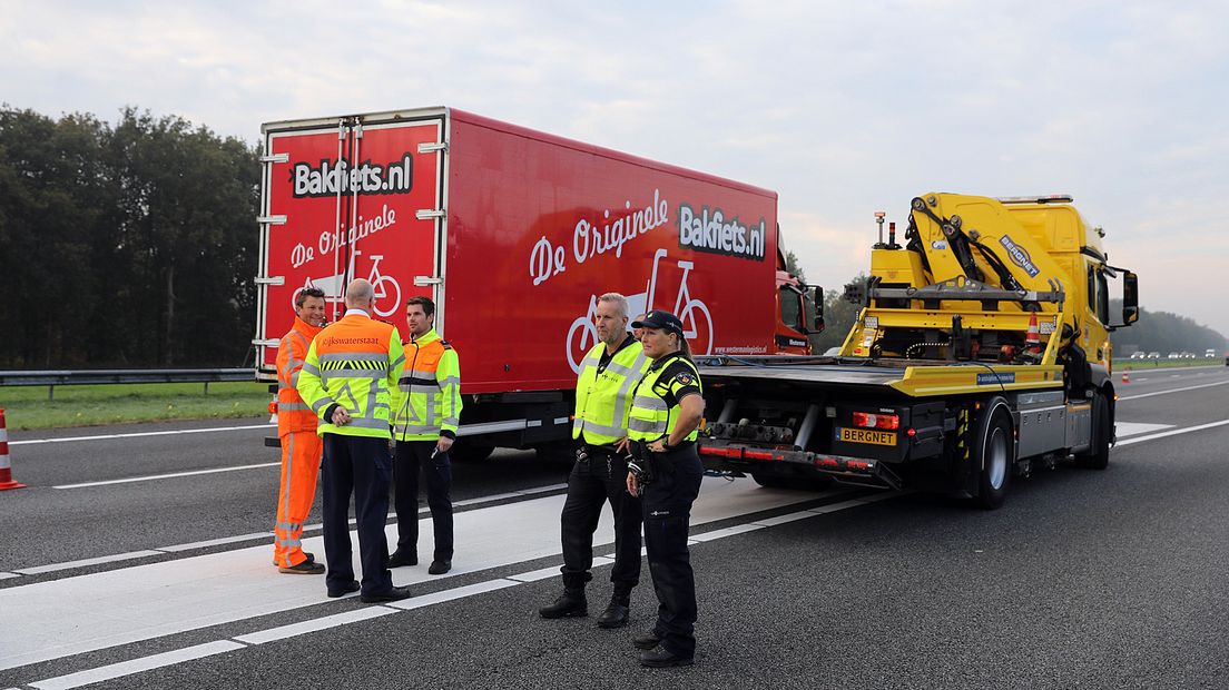 De vrachtwagen kon door vastgelopen remmen niet meer verder.