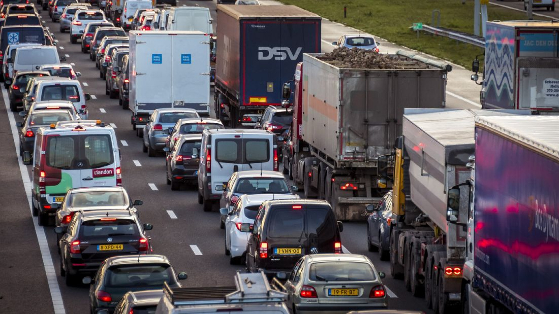 Maandagochtendspits slaat toe: file op de A12 door ongeluk.