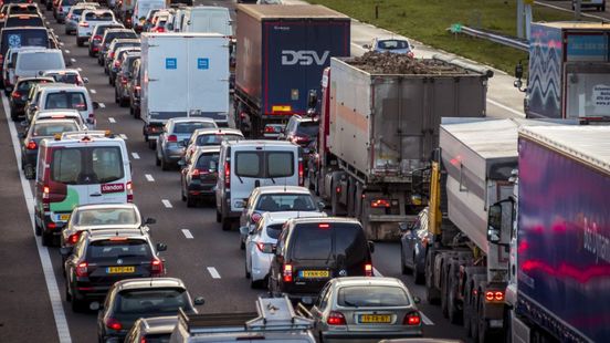Maandagochtendspits slaat toe: file op de A12 door ongeluk. Maandagochtendspits slaat toe: file op de A12 door ongeluk.