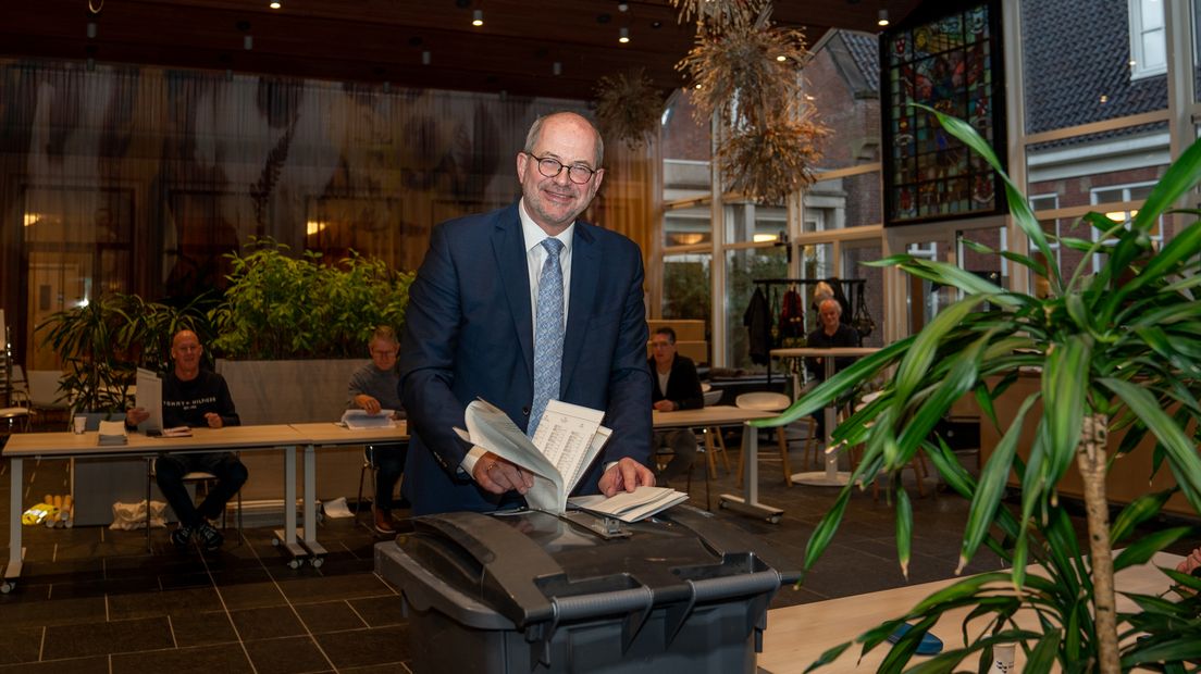 Burgemeester Karel Loohuis van Hoogeveen poseert voor de stembus