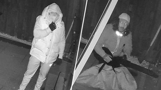 Langharige inbreker staat pontificaal op camera