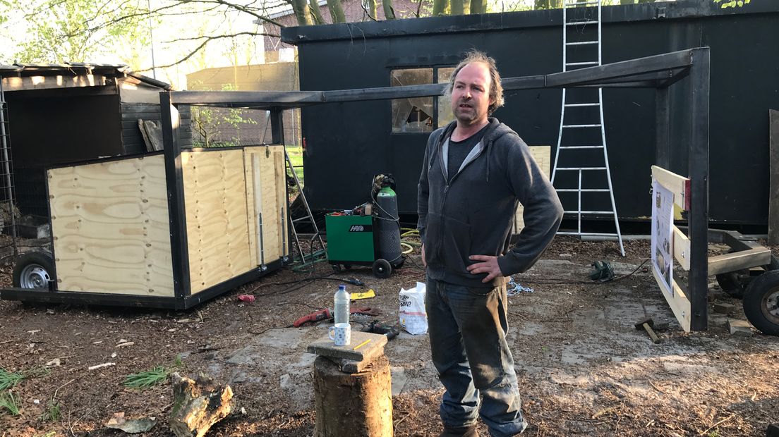 Sjef Meijman uit Veenhuizen heeft een 'varkenstractor' gebouwd (Rechten: RTV Drenthe)