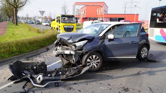 Botsing rotonde • aanrijding busje en auto. Botsing rotonde • aanrijding busje en auto.