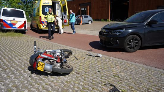 Bromfietser gewond bij aanrijding in Zwolle. Bromfietser gewond bij aanrijding in Zwolle.