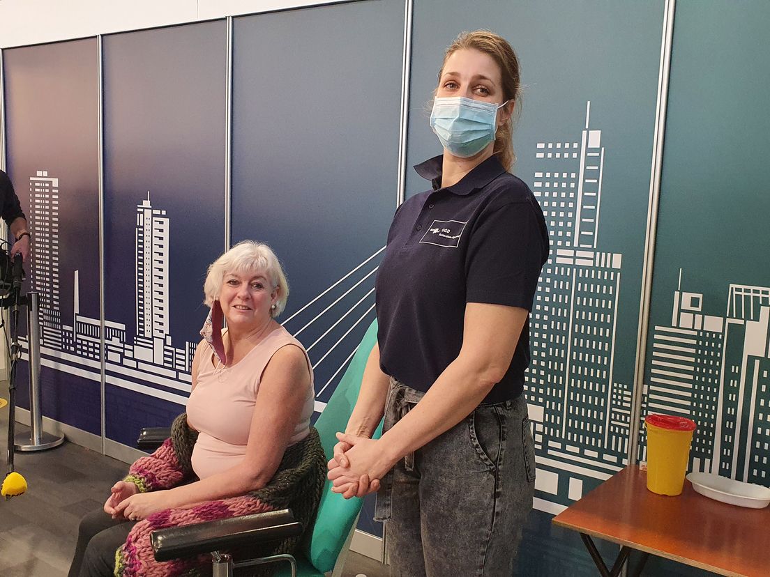 Zorgmedewerker Debora krijgt eerste vaccinatie bij Rotterdam The Hague Airport