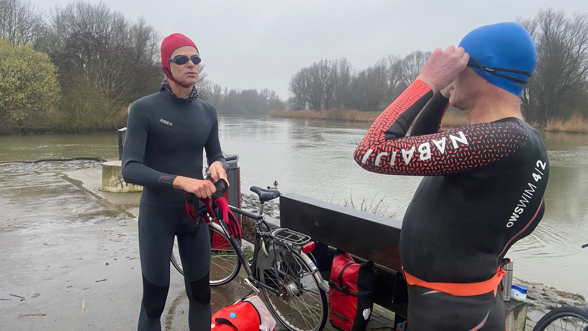 Dick Spaans (rode cap) klaar voor een vroege zwemtocht in de koude Wantij in Dordrecht