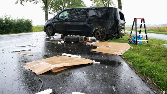 Botsing werkbus • zwaargewonde man belt aan. Botsing werkbus • zwaargewonde man belt aan.