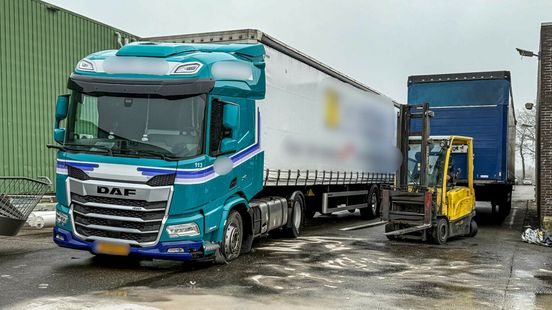 Gewonde bij botsing heftruck en vrachtwagen in Nieuw-Amsterdam. Gewonde bij botsing heftruck en vrachtwagen in Nieuw-Amsterdam.