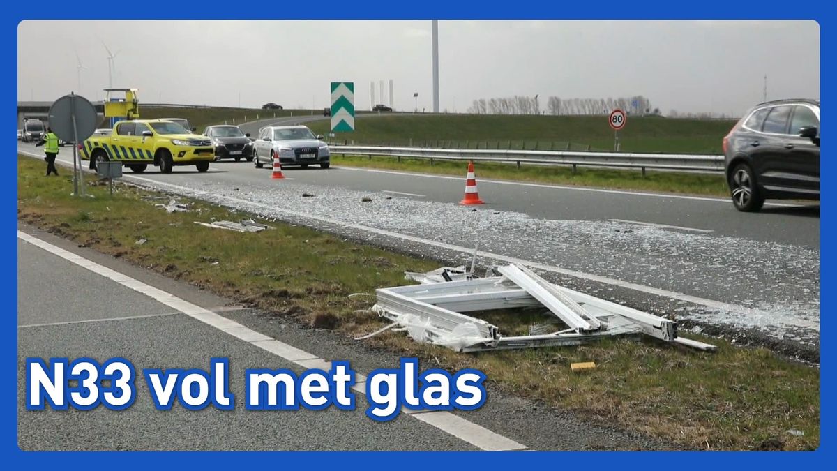 Aanhanger met glasplaten waait om op N33 bij Zuidbroek
