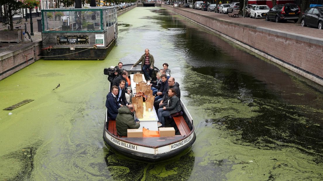 Wethouder Hilbert Bredemeijer inspecteert de Haagse kademuren