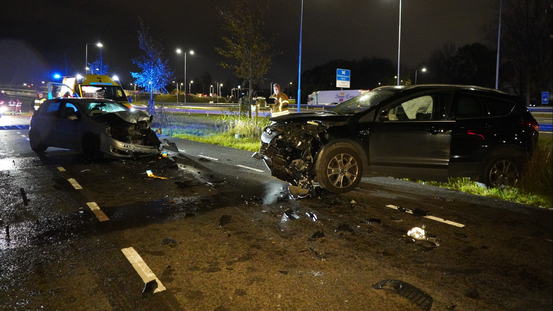Aanhouding voor rijden onder invloed na frontale botsing | Twee auto’s na botsing te water.