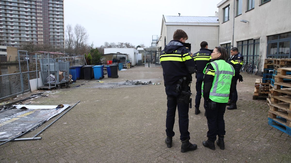 Eigenaren zijn klaar met Boeddhabeeld en steken hem in de fik
