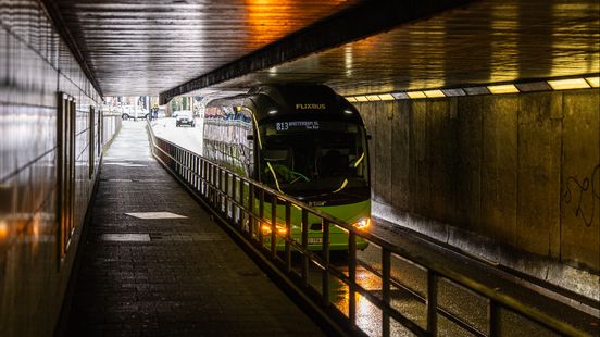 Touringcar vast in tunnel