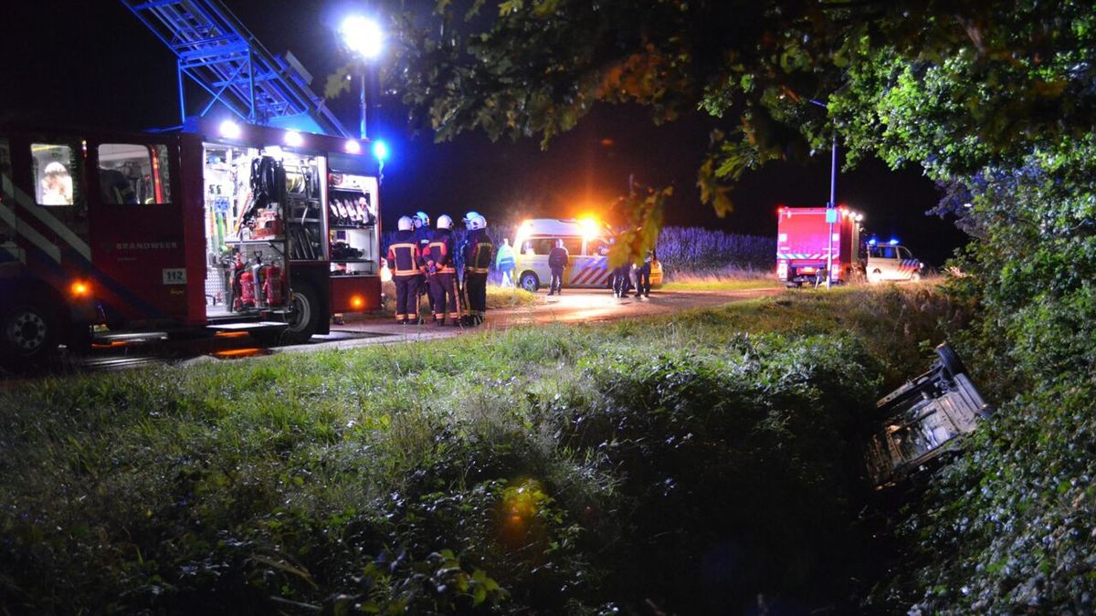Dronken jongen rijdt na feestje de sloot in