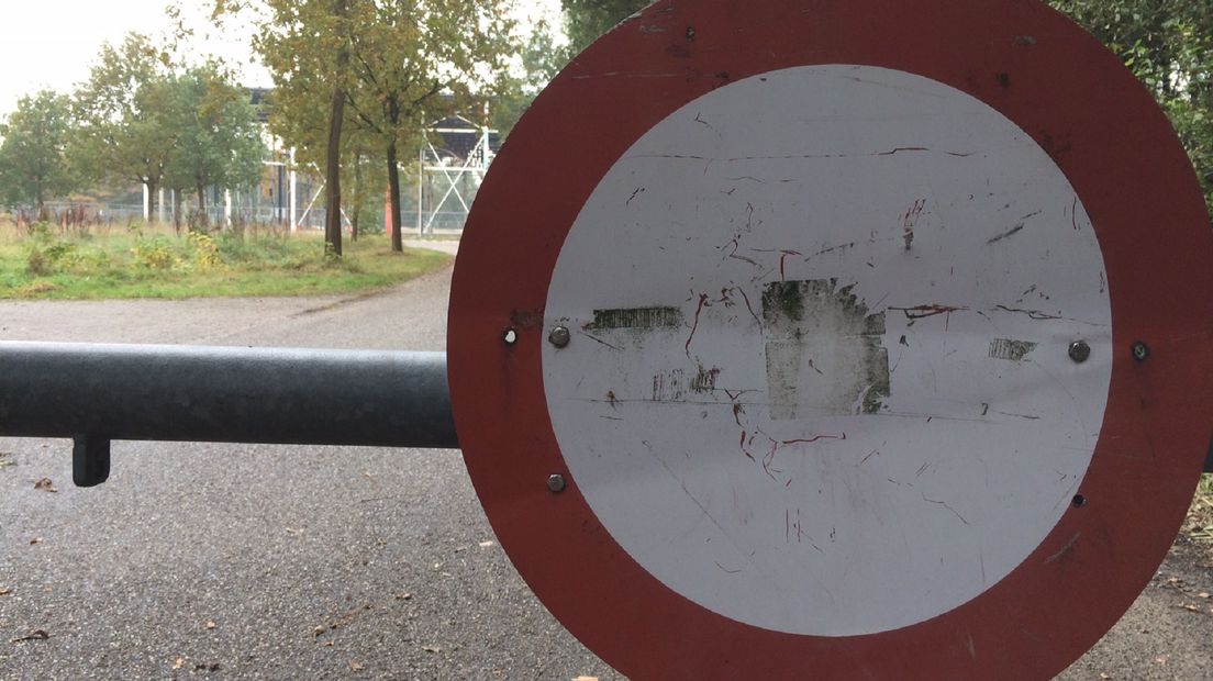 Hekken voorkomen dat verkeer het terrein op kan rijden (Rechten: RTV Drenthe/Jeroen Kelderman)