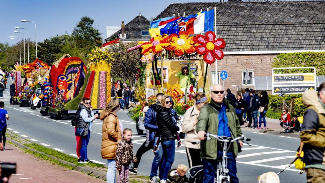 Het Bloemencorso werd zaterdag extra opgefleurd door de vele vlaggen in Sassenheim