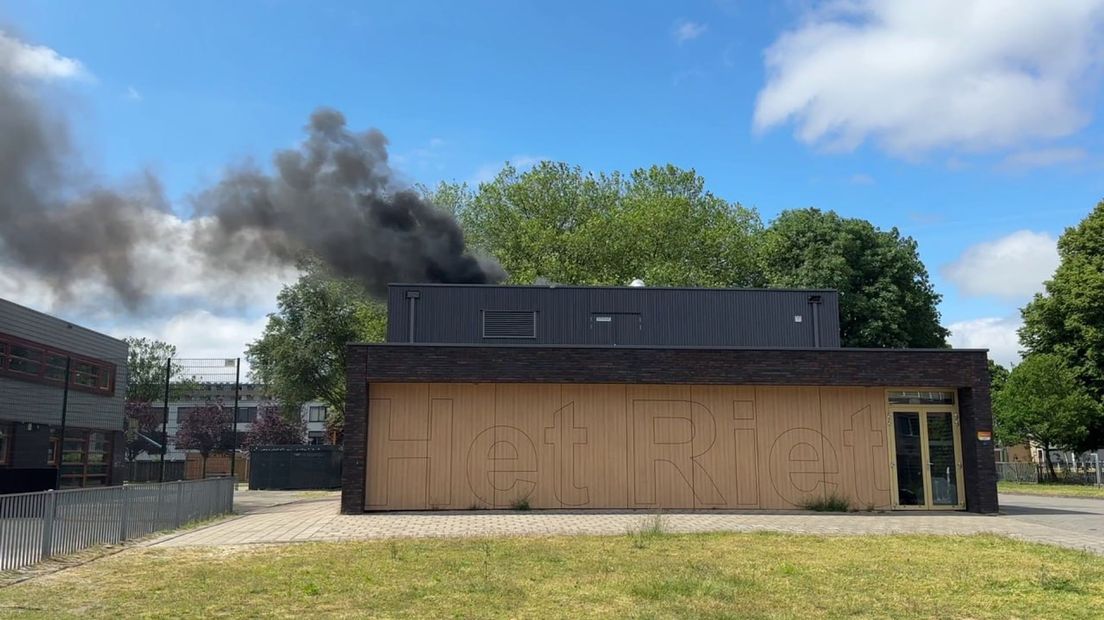 Omstreeks twee uur brak de brand uit op het dak van de sportschool