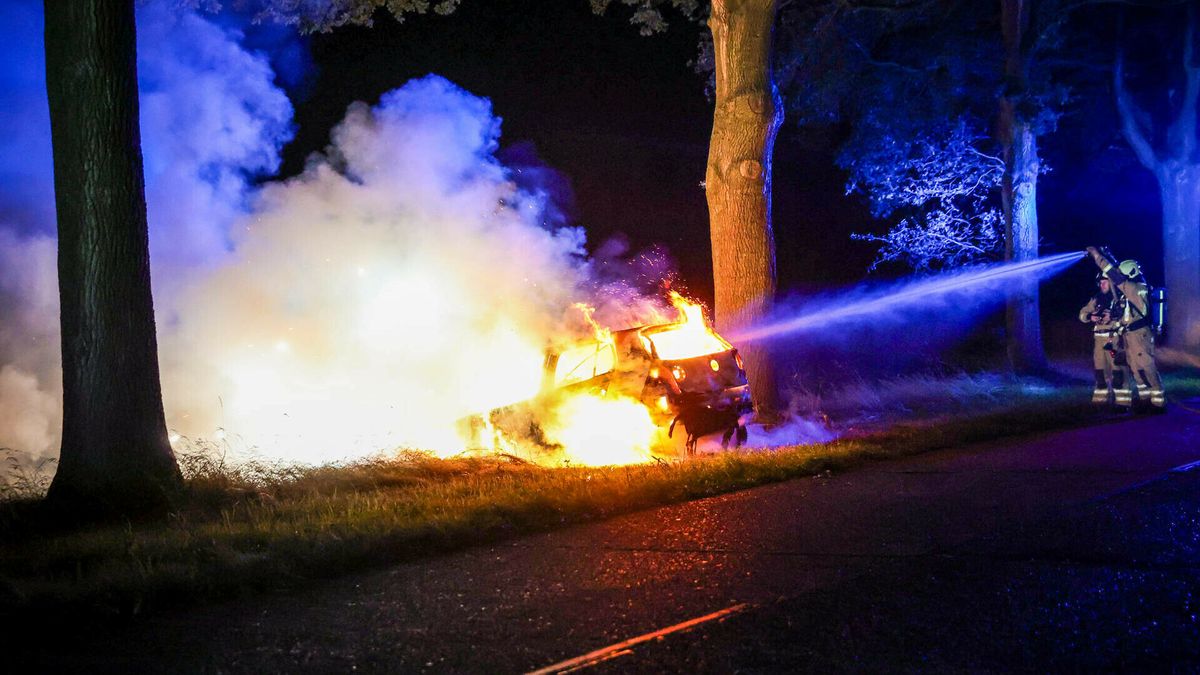 Geparkeerde auto verzwolgen door vlammenzee in Erm