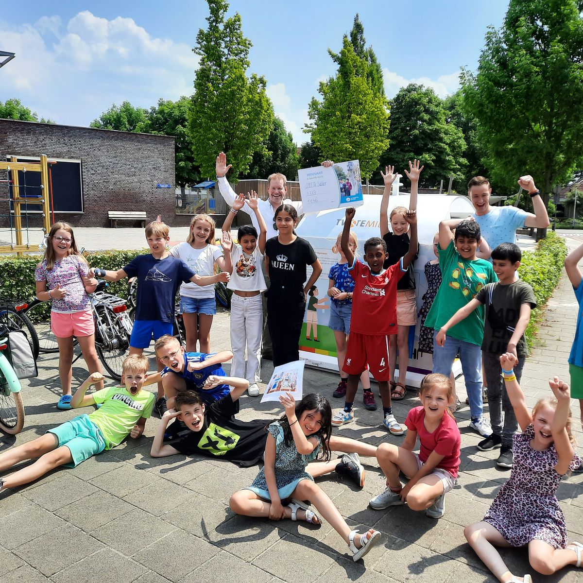 Meisjesteam basisschool Klein Heyendaal kampioen schoolvoetbal 2023 - De Brug Nijmegen