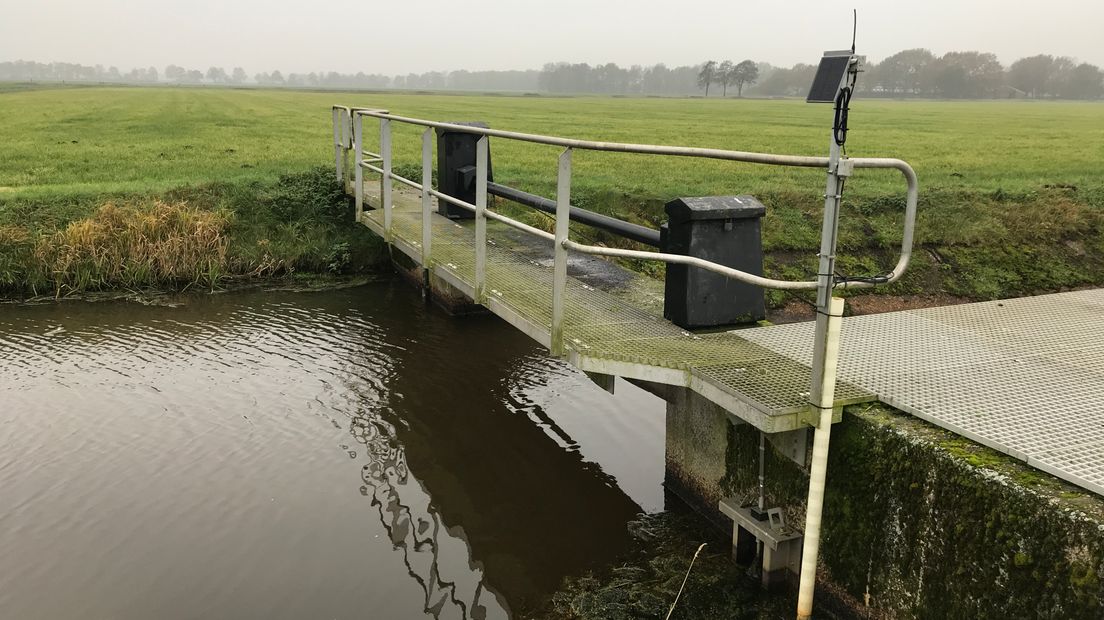 Ook in het oppervlaktewater zitten sensoren voor de watermetingen (Rechten: RTV Drenthe/Serge Vinkenvleugel)